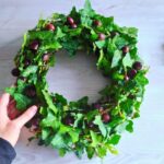 Weihnachtskranz mit Efeu und Kastanien gestalten