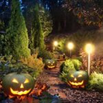 Spukpfad: Garten für Halloween gestalten